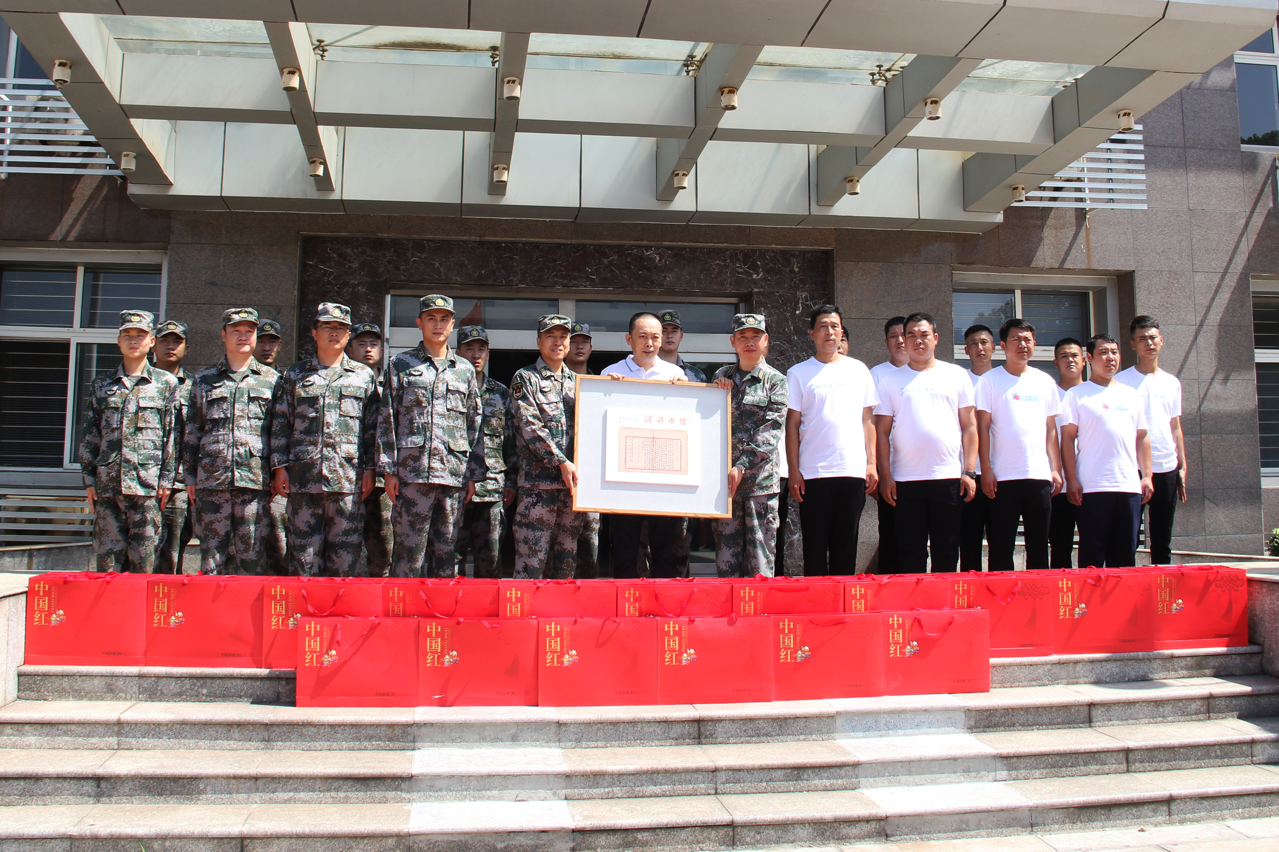 八一慰问送温暖 军企共建话深情 八一慰问送温暖 军企共建话深情